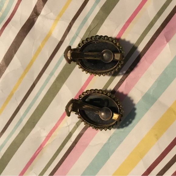 Vintage cameo clip on earrings - Picture 5 of 6